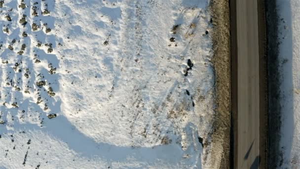 Vista superior del campo cubierto de nieve — Vídeo de stock