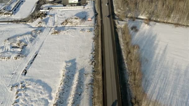 Il traffico automobilistico dell'autostrada suburbana in inverno — Video Stock