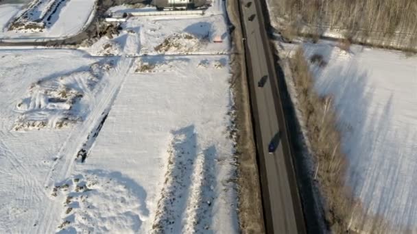 Tiro de alto movimento do tráfego de carro na estrada no inverno — Vídeo de Stock