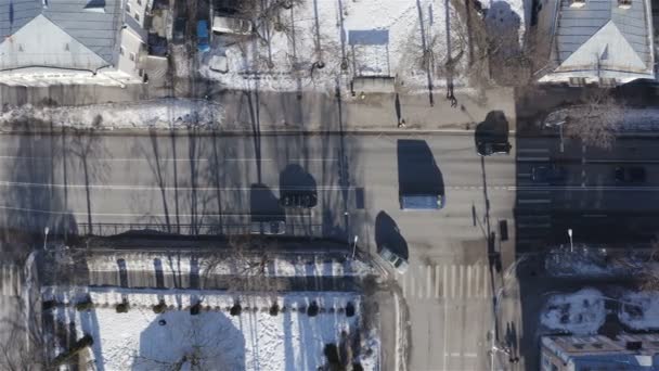 Аэросъемка дорожного движения на городском перекрестке — стоковое видео