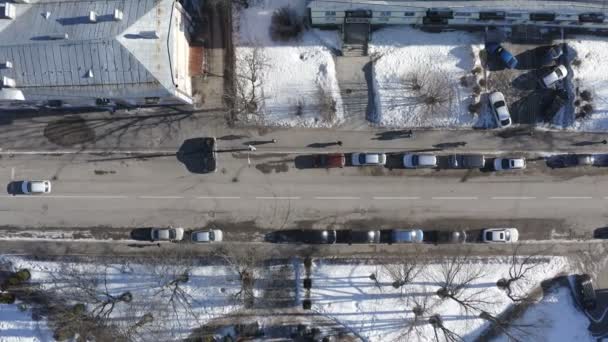 화창한 겨울 날에 도시 블록 도로의 항공 조사 — 비디오