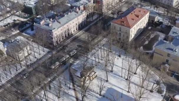 Kleine binnenplaatsen bij de Olga vijver in New Peterhof — Stockvideo