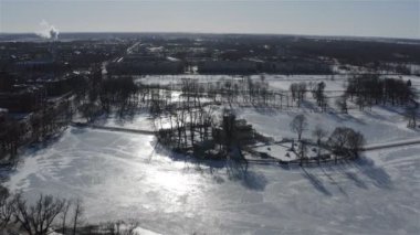 Tsaritsyn Pavyonu ve Tsaritsyn Adası Peterhof içinde