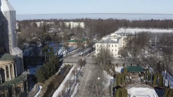 Luchtfotografie in New Petergof. Til de camera over de woonwijk met uitzicht op de Golf van Finland — Stockvideo