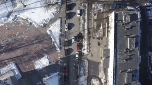 Tráfico aéreo de filmación en la calle central de la ciudad — Vídeo de stock