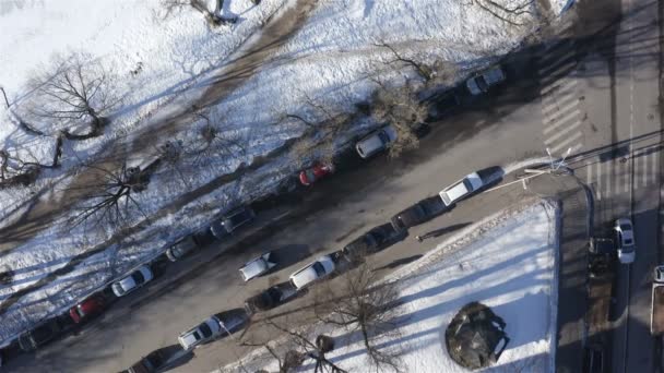 Bir şehir yol kavşağında bir kış gününde şehir acele — Stok video