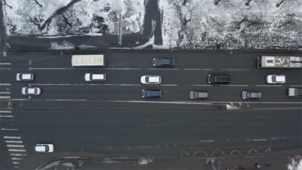 Autos halten Abstand auf der Fahrbahn — Stockvideo