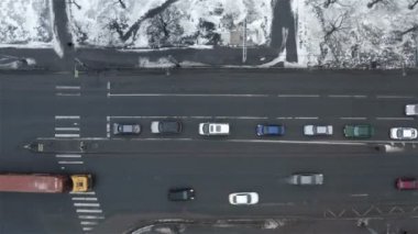 Yolun geçişinin ardından otomobil ve yayalarla yoğun kavşak