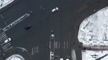 şehir yolundan geçen kamyon ve arabalar