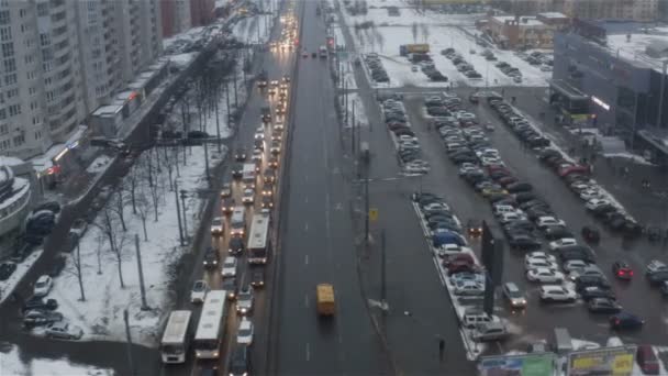 Bulutlu akşam kış saati canlı kentsel mahalle — Stok video