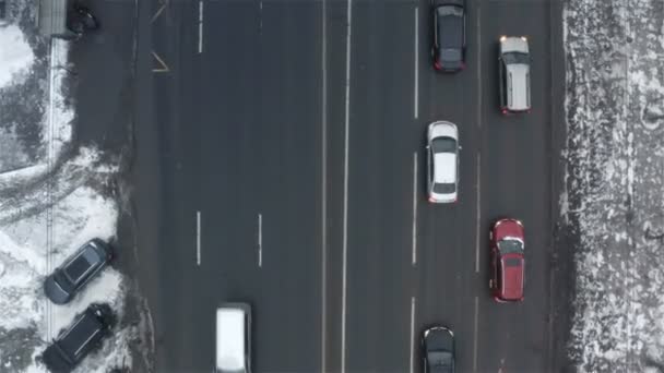 Le côté droit de la route sur trois voies est faite par les voitures en raison des feux de circulation — Video