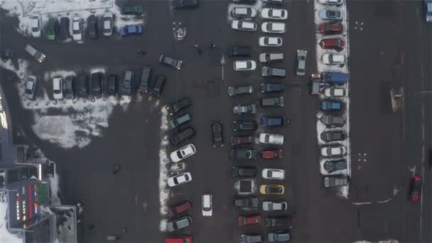 Shoppingmall-Besucher suchen kostenlose Parkplätze auf dem Parkplatz — Stockvideo