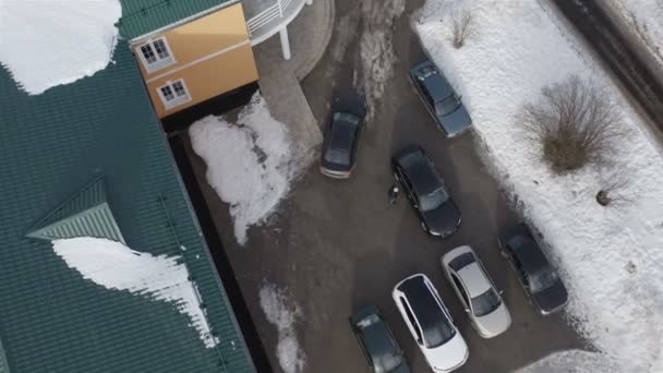 Videokamera oben überwacht den Fortschritt des Autos auf der Straße — Stockvideo