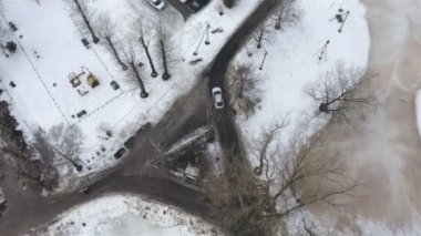araba şehrin bir yerleşim bölgesinde park alanına yol takip