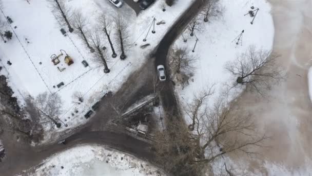 Auto's volgen de weg naar het parkeerterrein in een woonwijk van de stad — Stockvideo