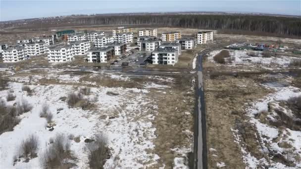 Bouwen aan een nieuw suburbane residentieel complex — Stockvideo