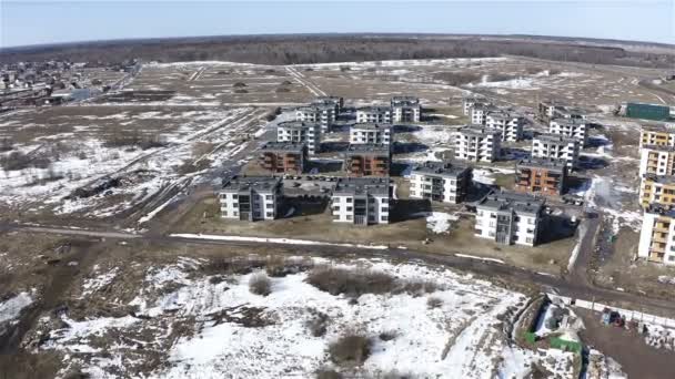 Luftaufnahme von Flachbau-Wohngebäuden eines neuen Vorortkomplexes — Stockvideo