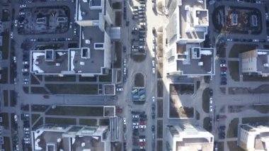 şehir bloğunun çatıları ve vagonları üzerinde uçuş
