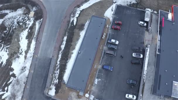 Luchtfoto grafie langs de weg winkel. Vlieg rond de auto rond het parkeerterrein — Stockvideo