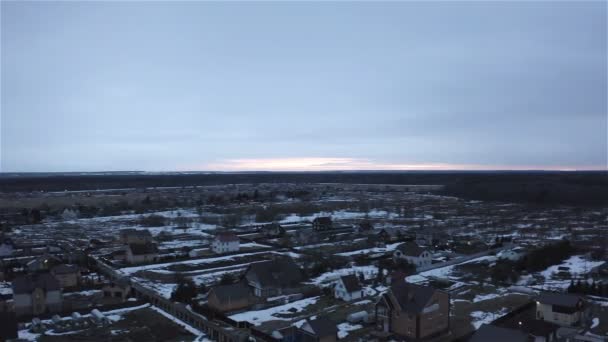 Panorama van een landelijk dorp met ontdooide sneeuw op de grond — Stockvideo