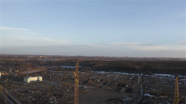 新しい住宅地の建設現場の高層クレーンからの眺め — ストック動画