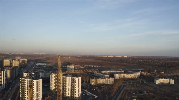Fotografia aérea de uma altura de um guindaste de construção em uma área residencial do subúrbio — Vídeo de Stock