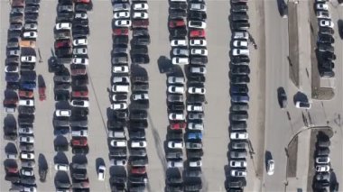 kamera asfalt ile bir otopark üzerinde bir uçuş gerçekleştirir