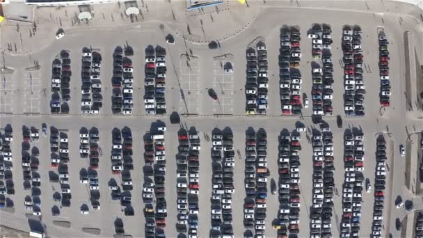 El ciclo de movimiento de los coches en el estacionamiento. Entrada y salida de vehículos — Vídeos de Stock