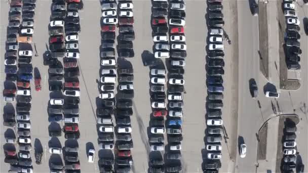 A filmadora realiza um voo sobre um parque de estacionamento com asfalto — Vídeo de Stock