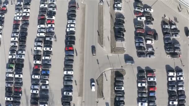 Bovenaanzicht van het dak van de auto naast de parkeerzone — Stockvideo