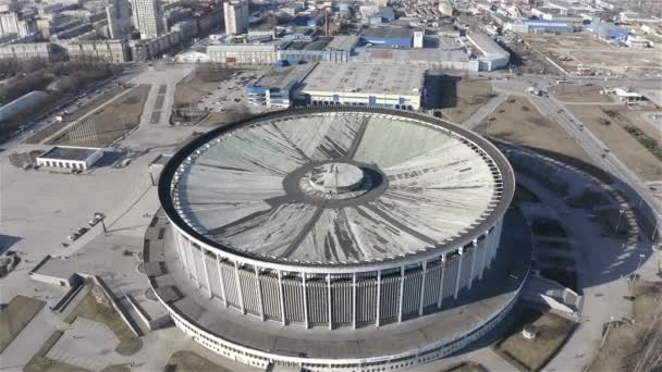 Jurij Gagarin Avenue, kde sídlí slavný petrohradské sportovní a koncertní komplex — Stock video