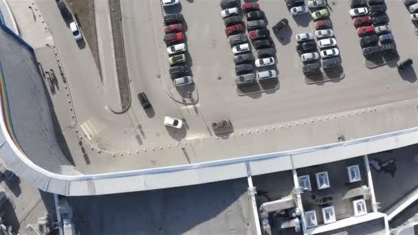 Наблюдение за транспортным средством, движущимся вдоль асфальтовой дороги возле здания — стоковое видео