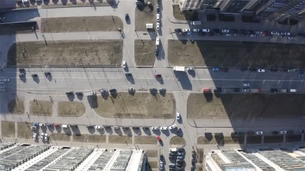 Fliegen über die Dächer. Stadtverkehr aus der Vogelperspektive — Stockvideo