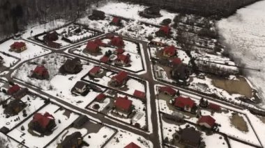parlak bordo çatıları ile yerleşim bölgesinde tatil arsalar ve yeni evler