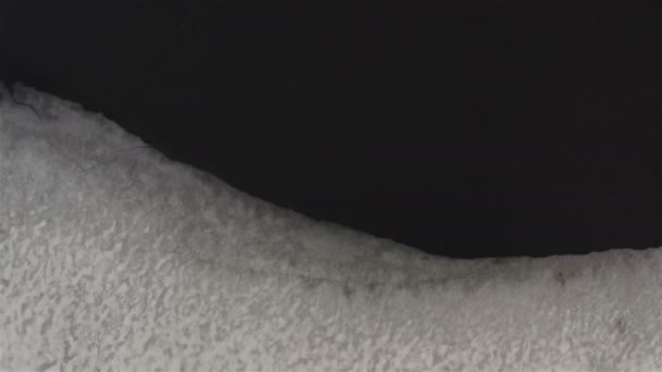 Чорне холодне озеро з крижаною водою та льодом — стокове відео