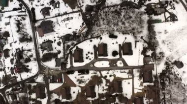 kar beyaz bir battaniye gibi yerleşim köyü kaplı