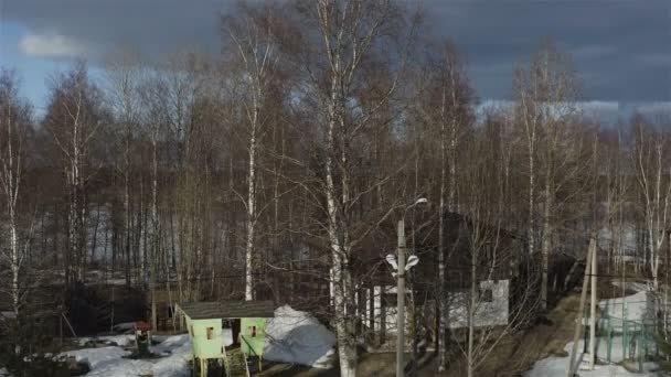 Casa na floresta com um parque infantil — Vídeo de Stock