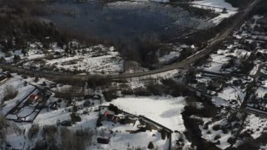 göl kenarında bir yerleşim bölgesinde kış yolu