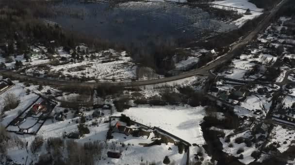 湖边住宅区的冬季道路 — 图库视频影像