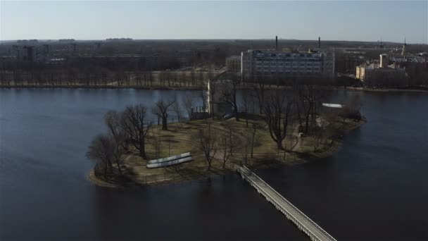 Колонистский парк с большим прудом и островом Ольгин — стоковое видео