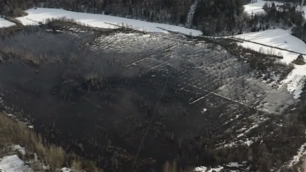 雪覆盖中废弃的草冬湖 — 图库视频影像