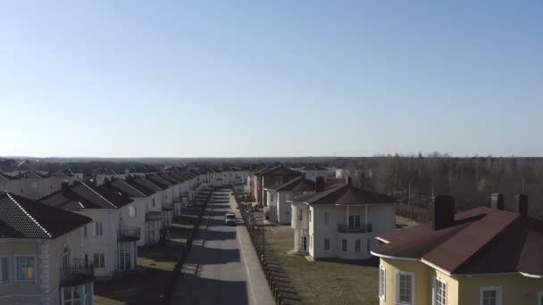 新築住宅団地上空での無人航空機の離陸 — ストック動画