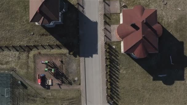 Vuelo sobre los tejados de casas particulares en una zona residencial — Vídeos de Stock