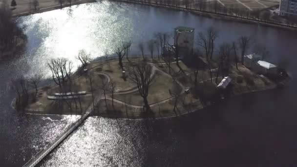 Gleißendes Sonnenlicht auf der Wasseroberfläche des Olginogo-Teiches im neuen Petergof — Stockvideo