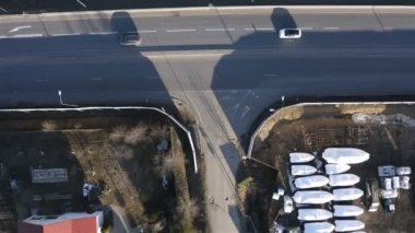 Ormana giden yol boyunca açıkla