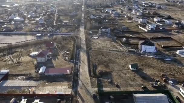 Levantamento aéreo de casas de campo em uma aldeia rural. Casa de campo — Vídeo de Stock