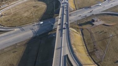 çevre yolu kavşaklarında trafik. Üstte görüntü