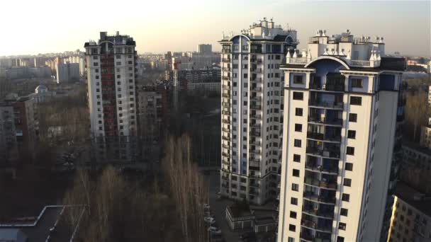 Fotografia aérea de edifícios de arranha-céus bairro residencial — Vídeo de Stock