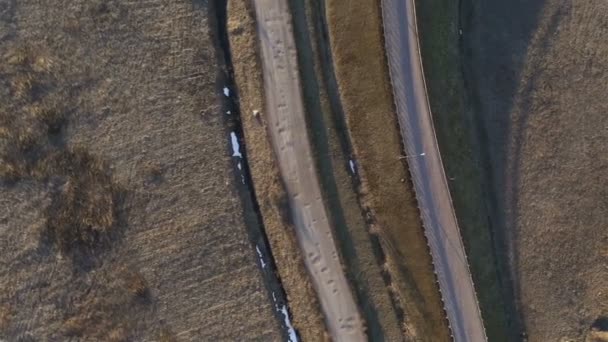 Вид на проселочную дорогу в поле — стоковое видео