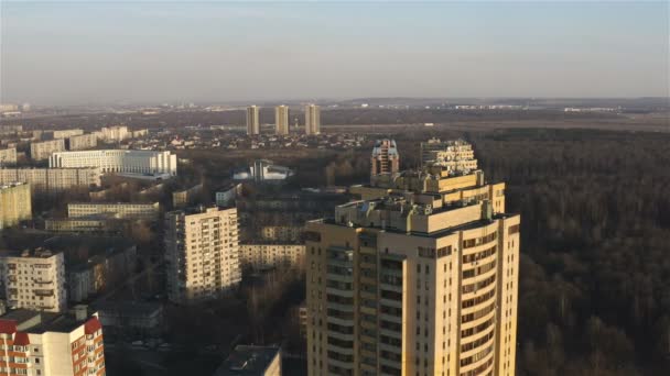 A nagy város magas épületeinek teteje. Légifotó — Stock videók